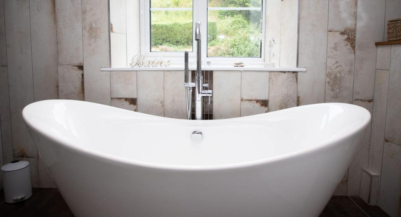 A Superb Bijou Retreat With Jacuzzi Near An Excellent Village Pub Yelverton Εξωτερικό φωτογραφία